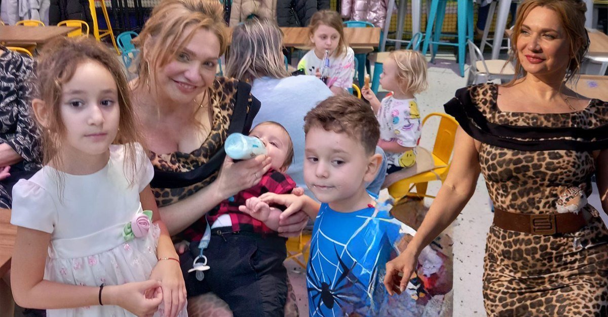 Cristina Cioran, mamă devotată: Celebra prezentatoare își sărbătorește cu bucurie băiețelul Cristina Cioran, cunoscută și îndrăgită prezentatoare TV, a marcat recent primul an de viață al băiețelului său, Max, cu o petrecere plină de emoție și veselie