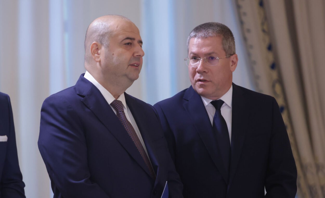 O mișcare stranie se conturează în jurul dosarelor prin care avocata AUR Silvia Uscov încearcă să suspende și, în paralel, să anuleze actele de numire în funcție a doi judecători ai Curții Constituționale, Dacian Dragoș și Mihai Busuioc