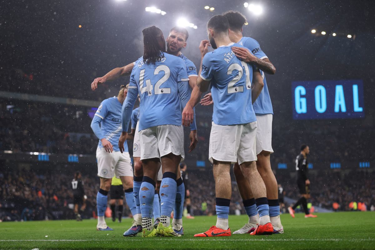 Manchester City domină Fulham pe Etihad, 3-0 Manchester City a continuat cursa pentru titlu în Premier League printr-o victorie concludentă de 3-0 împotriva celor de la Fulham, meci disputat pe Etihad, în cadrul etapei intermediare cu numărul 26