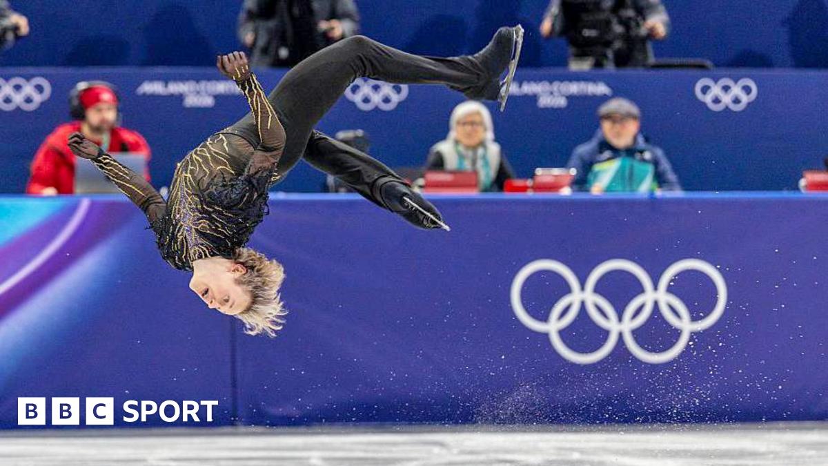 Ilia Malinin, starul patinajului artistic, în căutarea aurului olimpic la Milano-Cortina După un moment de neuitat în competiția echipelor la Jocurile Olimpice de Iarnă, în care a încântat publicul din Milano-Cortina cu un frenetic back flip, Ilia Malinin, tânărul patinator american, își va concentra toate eforturile în lupta pentru medalia de aur individuală