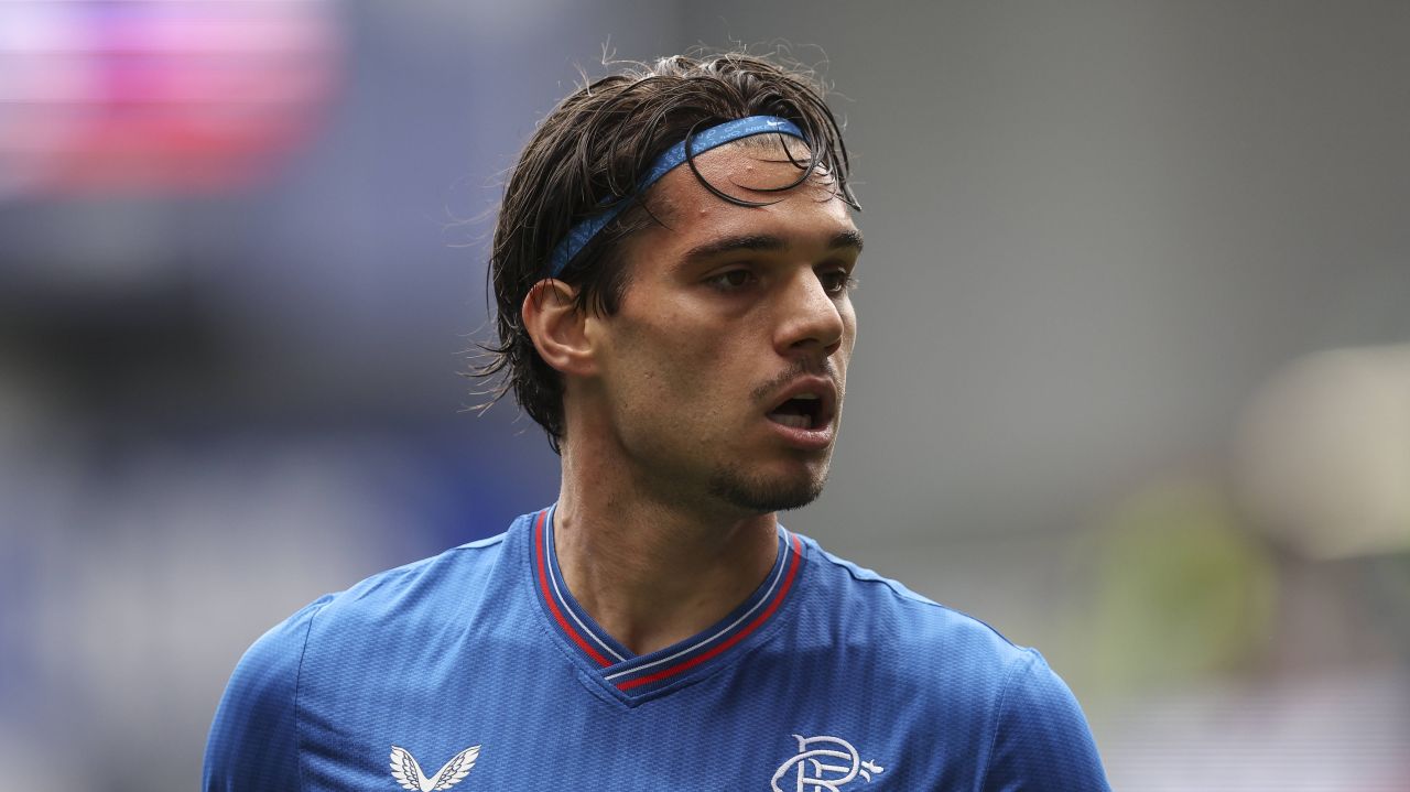 Ianis Hagi strălucește în Cupa Turciei: Două goluri pentru Alanyaspor în victoria superbă Fotbalistul român Ianis Hagi a adus o contribuție decisivă echipei sale, Alanyaspor, cu ocazia meciului din grupele Cupei Turciei