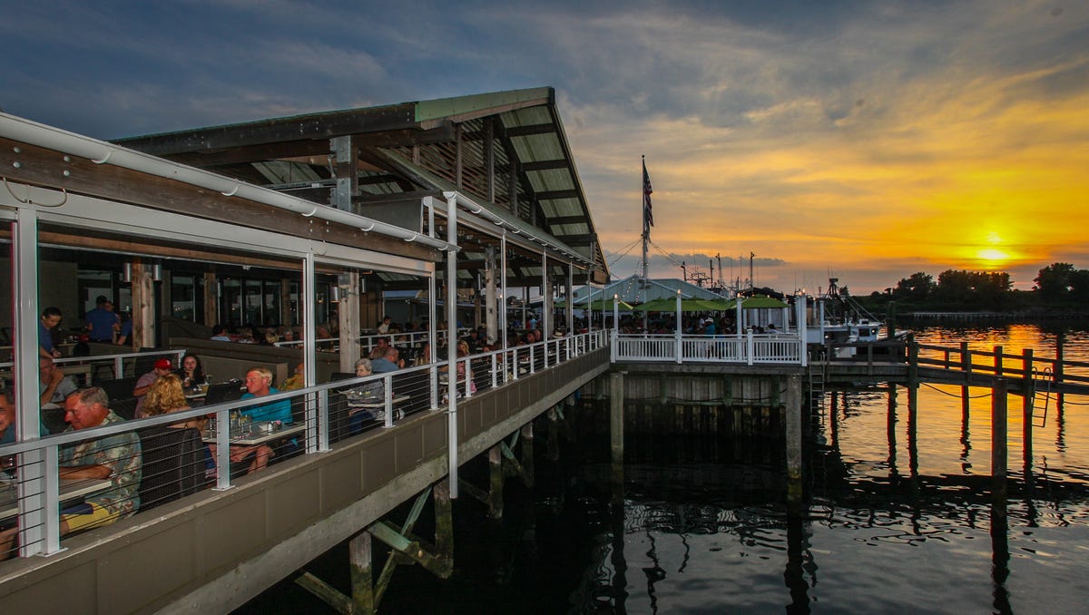 Noul restaurant Hollow Pines deschide porțile în West Creek Proprietarii celebrului Mud City Crab House, împreună cu alte restaurante renumite precum Old Causeway și Bird & Betty’s, au inaugurat recent un nou local în West Creek, denumit Hollow Pines