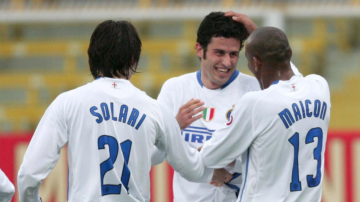 Fabio Grosso: Întoarcerea la Inter după 20 de ani Fabio Grosso, actualul antrenor al echipei Sassuolo, revine pe terenul de joc al echipei Inter Milano după o absență de două decenii