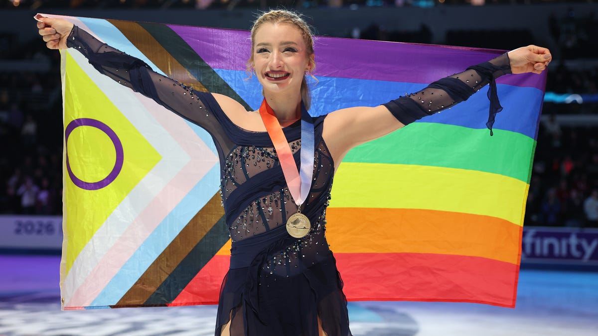 Amber Glenn își susține comunitatea LGBTQ la Jocurile Olimpice Tânăra patinatoare Amber Glenn, campioană de trei ori a Statelor Unite la patinaj artistic, a făcut valuri la o conferință de presă preolimpică, în care a criticat intens administrația Trump și a pledat pentru drepturile comunității LGBTQ