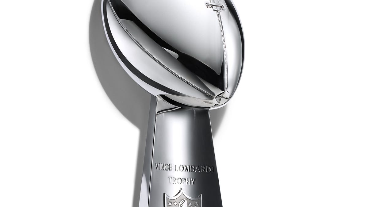 Super Bowl LX: Trofeul Vince Lombardi și istoria sa fascinantă Pe 8 februarie, echipa New England Patriots va intra pe terenul de joc din Santa Clara, California, cu scopul de a câștiga trofeul Vince Lombardi, o statuie emblematică care simbolizează excelența în fotbalul american