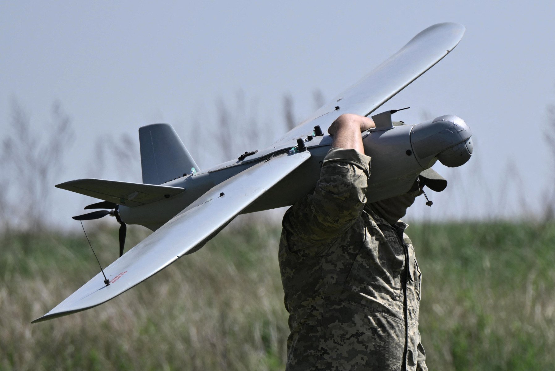 Ucraina anunță producerea de drone în Germania, un pas important în efortul de război împotriva Rusiei Într-un pas important pentru efortul de război al Ucrainei împotriva Rusiei, președintele Volodimir Zelenski a anunțat duminică că primele drone ucrainene produse în Germania urmează să fie operaționale până la mijlocul lunii februarie