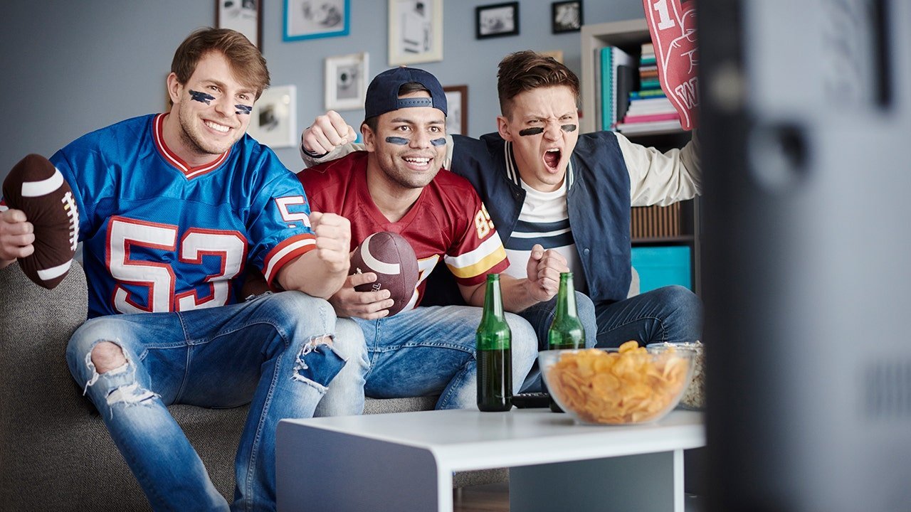 Super Bowl: Americanii optează pentru gustări sănătoase în locul tradiționalelor delicii Pe fondul celebrării Super Bowl-ului, unul dintre cele mai așteptate evenimente sportive din Statele Unite, din ce în ce mai mulți americani își îndreaptă atenția către opțiuni culinare mai sănătoase