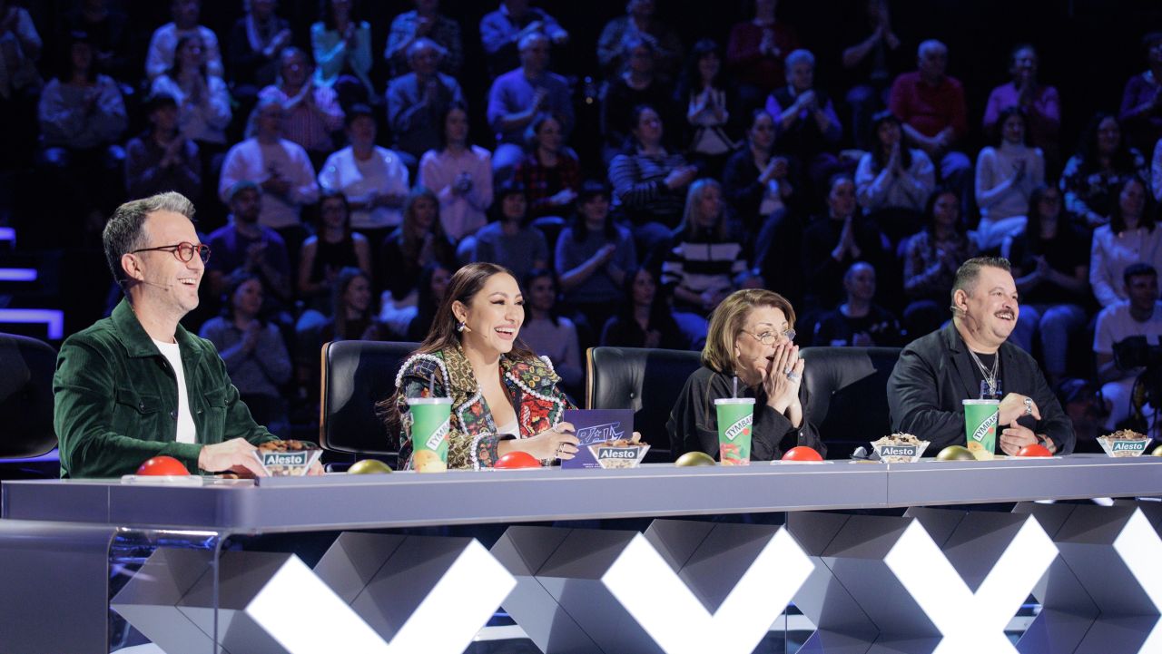 Câinii-actori aduc ovationări la „Românii au talent” Mikhail Ermakov, un dresor de 37 de ani din Franța, a cucerit juriul emisiunii „Românii au talent” cu un număr impresionant realizat împreună cu câinii săi actori