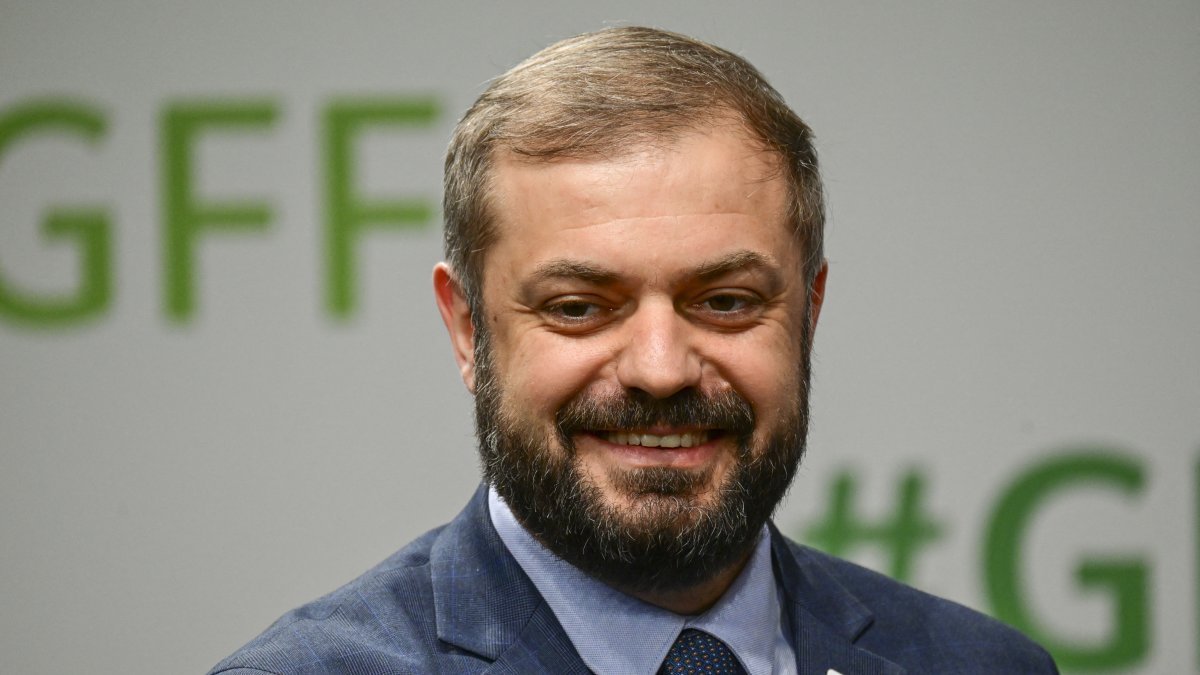 Armenia și Azerbaidjan: O nouă etapă în colaborarea economică Armenia și Azerbaidjan au încheiat un acord istoric care permite transportul de gaze naturale lichefiate (LNG) și bitum prin teritoriul azer, a anunțat marți ministrul armenian al Economiei, Gevorg Papoyan