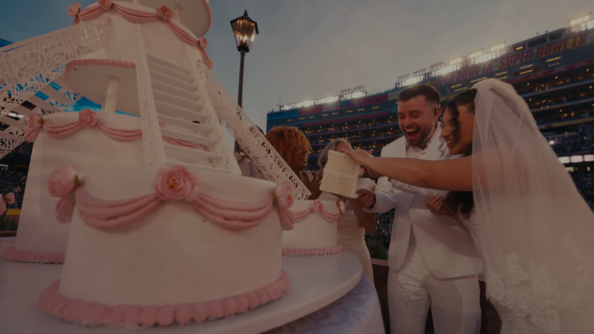 Un moment unic la Super Bowl: Bad Bunny oficiază o nuntă pe scenă Într-un spectacol memorabil, artistul Bad Bunny a transformat finalul său de performanță la Super Bowl LX într-un moment de neuitat, oficiind o nuntă pe scena din Levi’s Stadium, California