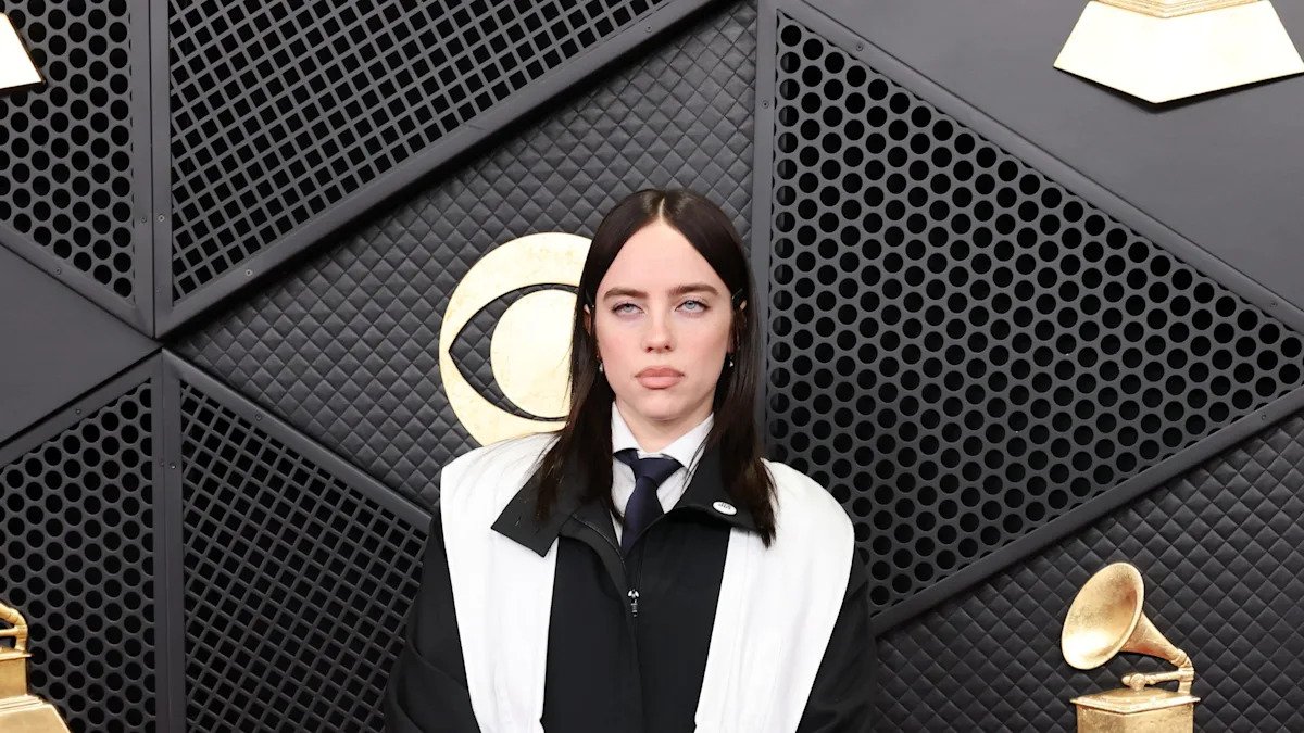 Billie Eilish, star strălucitor la Premiile Grammy 2026 Premiile Grammy 2026 au început cu un adevărat show de stil și talent, iar Billie Eilish a fost printre cele mai admirate prezențe de pe covorul roșu