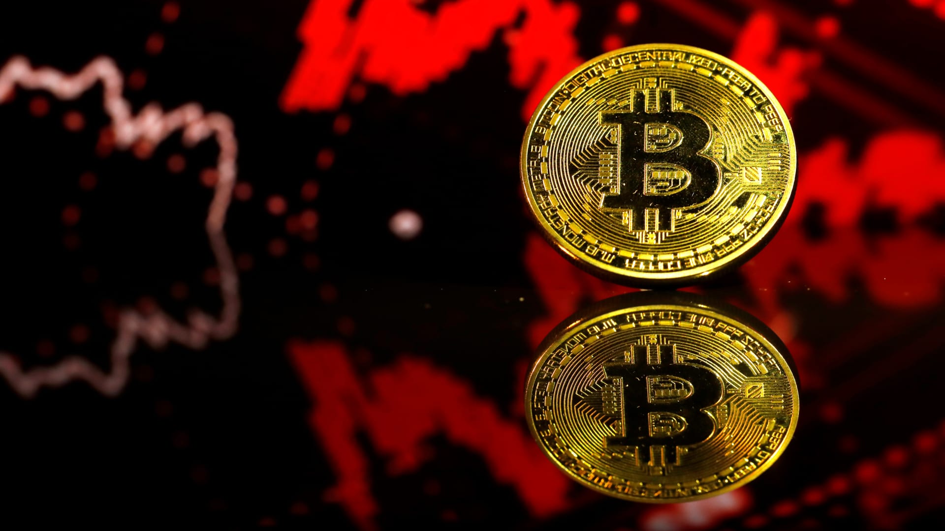 Bitcoin sub presiune: Prețul coboară sub 61.000 dolari, pierde 30% în această săptămână Bitcoin a înregistrat o cădere bruscă, ajungând temporar la 60.062 dolari, în contextul unei vânzări masive de criptomonede care a sporit temerile investitorilor
