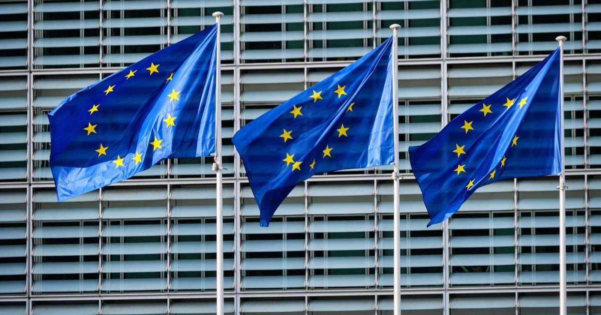 Comisia Europeană respinge acuzațiile SUA privind influențarea alegerilor în România Comisia Europeană a negat cu tărie acuzațiile din partea autorităților americane, conform cărora instituția europeană ar fi exercitat influență asupra alegerilor din România prin presiuni asupra rețelelor sociale