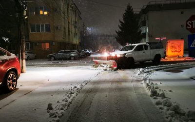 Utilaje de deszăpezire, pe străzile din Popești-Leordeni, oraș din județul Ilfov, aflat sub cod portocaliu de viscol. București și alte 11 județe sunt și ele vizate de alertă meteo Foto: HotNews