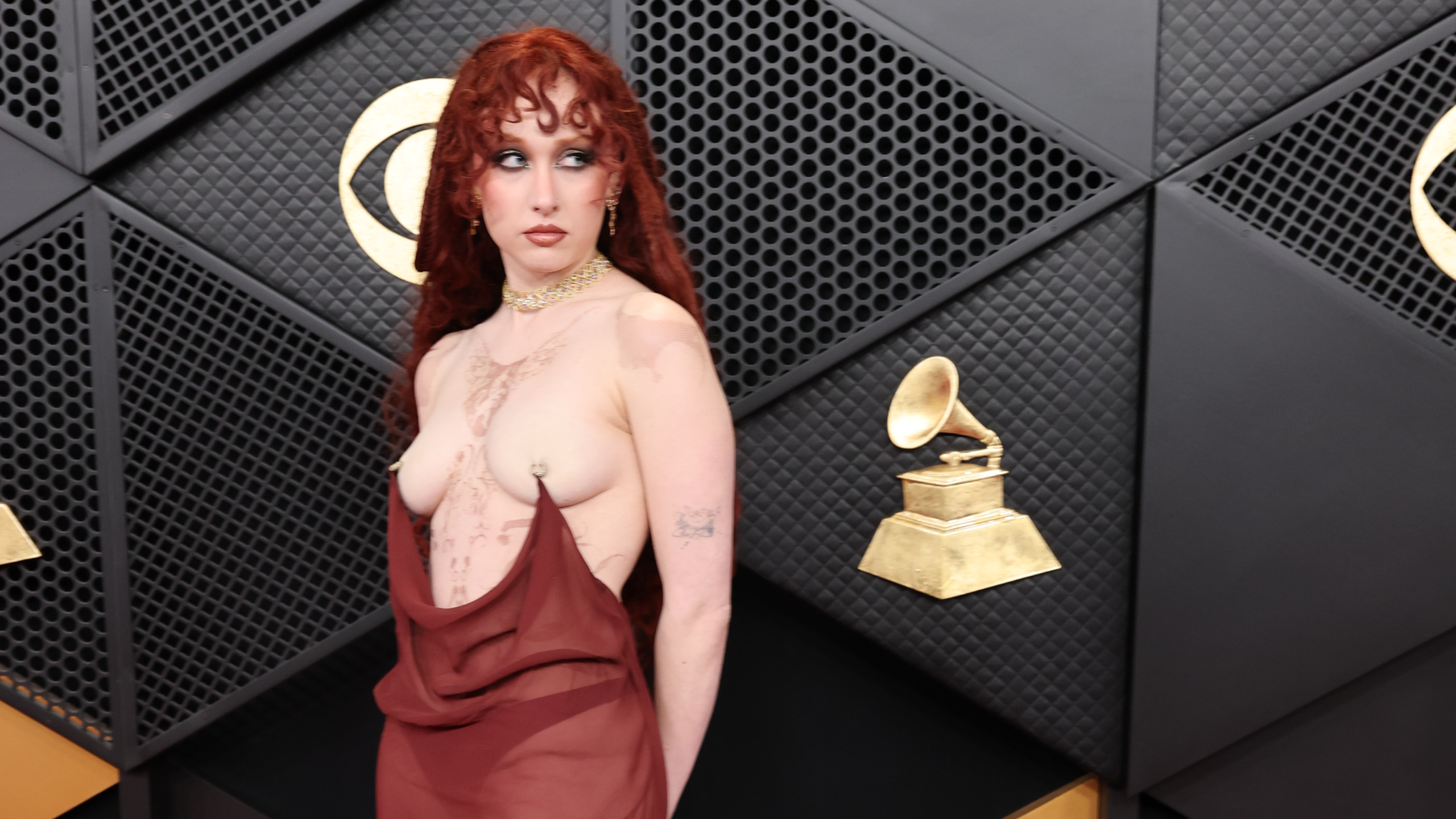 Chappell Roan, strălucire și provocare în rochia Mugler la Grammys 2026
