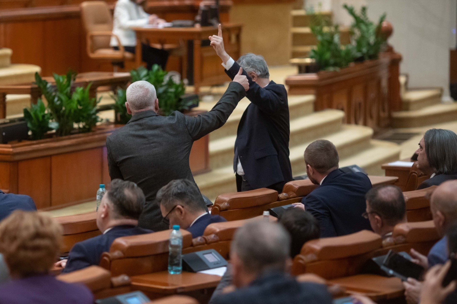Senatul a respins, luni, toate cele trei moțiuni simple depuse de opoziție împotriva miniștrilor din guvernul condus de premierul Ilie Bolojan, marcând o nouă etapă în seria de confruntări politice de la București
