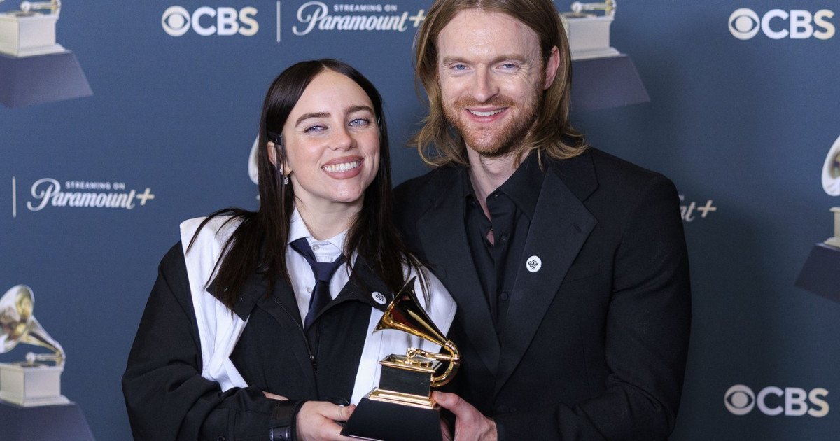 Billie Eilish câștigă premiul Grammy pentru „Wildflower” și denunță abuzurile ICE Billie Eilish a strălucit duminică seară pe scena celor de-a 68-a ediții a premiilor Grammy, obținând trofeul pentru „Cântecul anului” cu piesa sa „Wildflower”