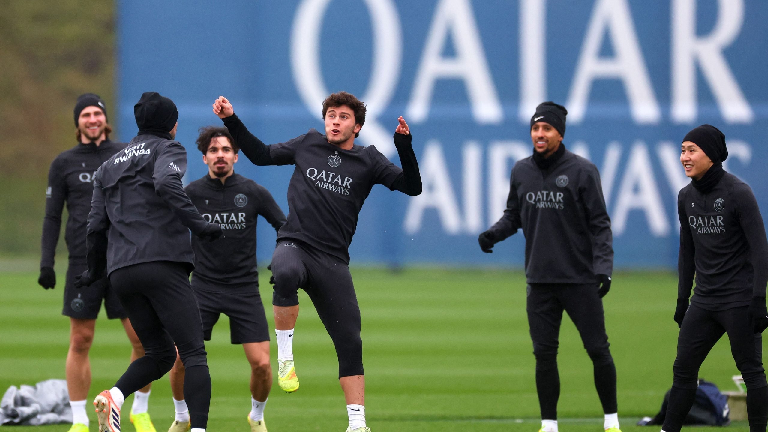 PSG și RC Lens se luptă pentru supremație în Ligue 1 Ligue 1 promite o bătălie intensă pentru titlu în această sezonă, cu PSG pe urmele lui RC Lens