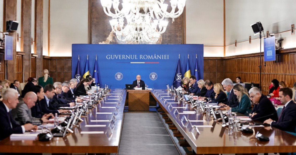 Guvernul adoptă măsuri controversate de austeritate și relansare economică Guvernul a adoptat marți ordonanțele de urgență privind tăierile din administrație și pachetul de relansare economică, măsuri ce au stârnit nemulțumiri în rândul polițiștilor, care au protestat în Piața Victoriei