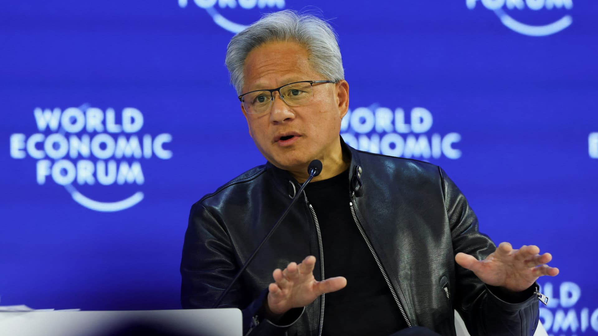 Nvidia își reafirmă angajamentul față de OpenAI în ciuda speculațiilor Jensen Huang, CEO-ul Nvidia, a declarat că planul companiei de a investi în OpenAI rămâne „pe drumul cel bun”, în ciuda zvonurilor recente care sugerează o tensiune între cele două entități