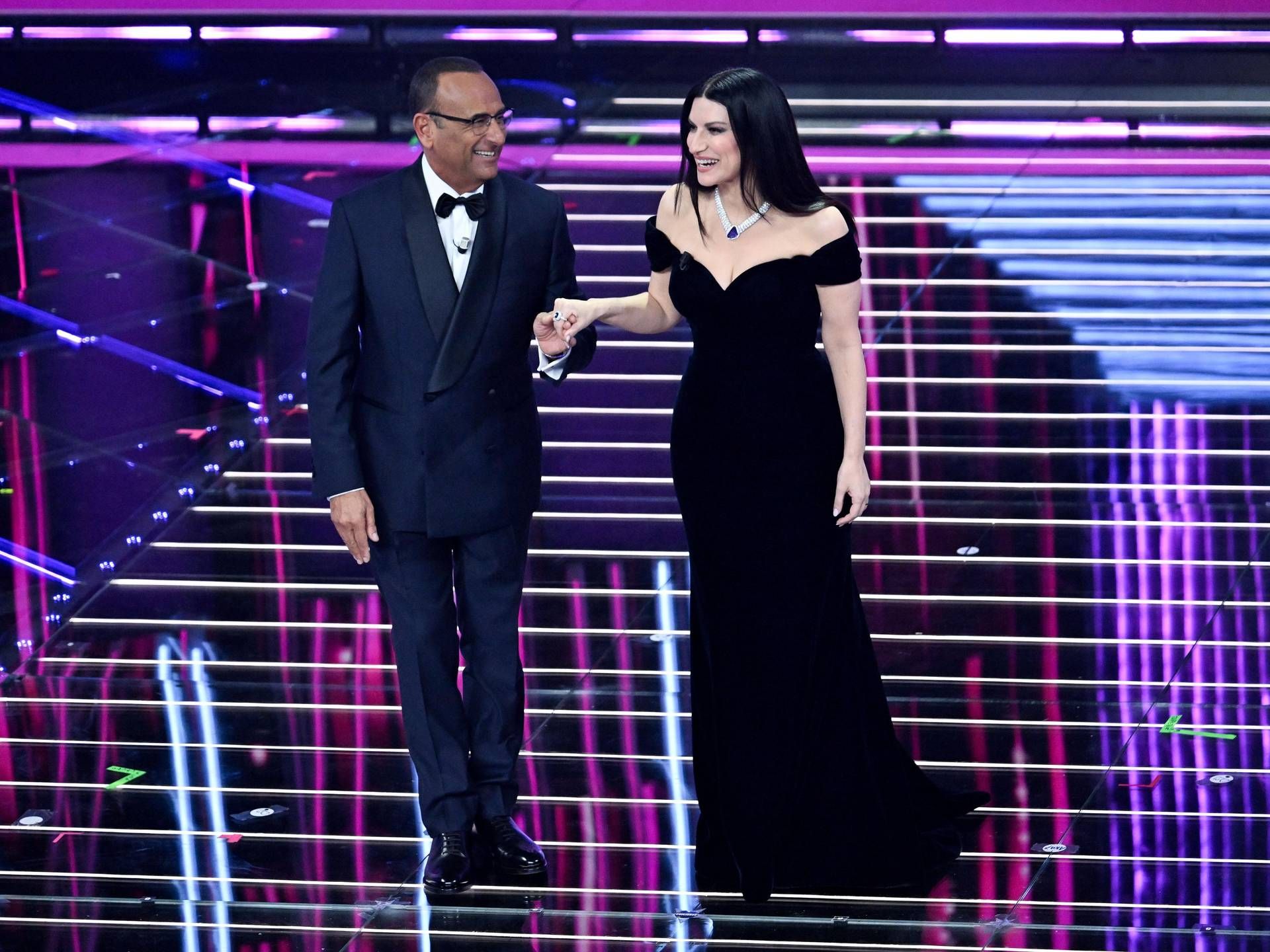 Can Yaman o „prinde” pe Laura Pausini la Sanremo Laura Pausini, renumita cântăreață italiană și co-condonatoare a Festivalului de la Sanremo, a fost subiectul unei mici „glume” în timpul ediției de anul acesta a festivalului