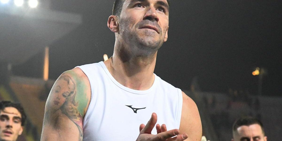 Per la Lazio la sfida di stasera vale quasi tutto, dopo una stagione piena di tensioni ambientali e paradossi. Il capitano al ritorno dal 1’. Anche Sarri va all-in. E rilancia Romagnoli