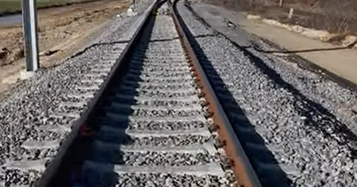 Calea ferată Timișoara-Lugoj modernizată: 10 kilometri noi în exploatare Încă 10 kilometri de cale ferată simplă au fost dați în exploatare joi, în cadrul proiectului de modernizare a liniei feroviare Caransebeș-Timișoara-Arad, finanțat din Planul Național de Redresare și Reziliență (PNRR)
