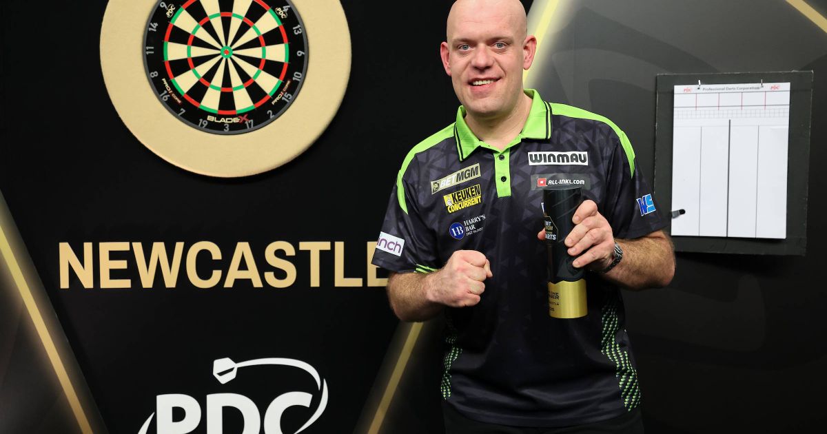 Michael van Gerwen, victorie surprinzătoare și un moment viral la Premier League Darts 2026 Michael van Gerwen a deschis sezonul 2026 al Premier League Darts cu o victorie emoționantă, însă ceea ce a captat atenția nu a fost doar succesul pe teren, ci și un moment spontan de necontrolat în timpul interviului live