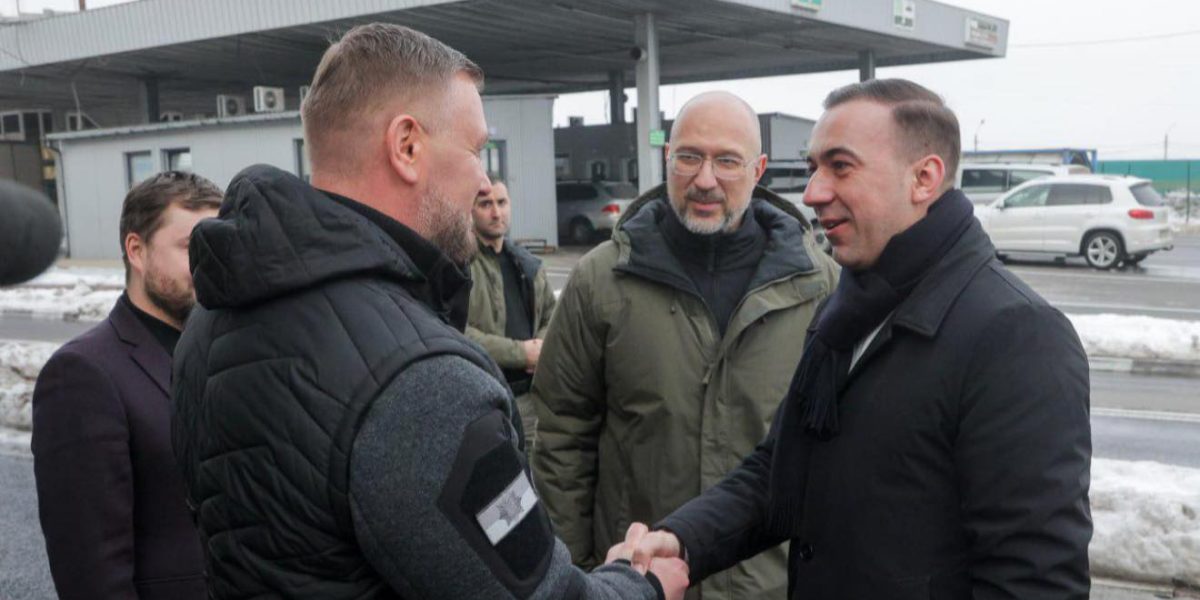 Ministrul-Bogdan-Ivan-la-granita-cu-Ucraina.jpg - NewsFactor