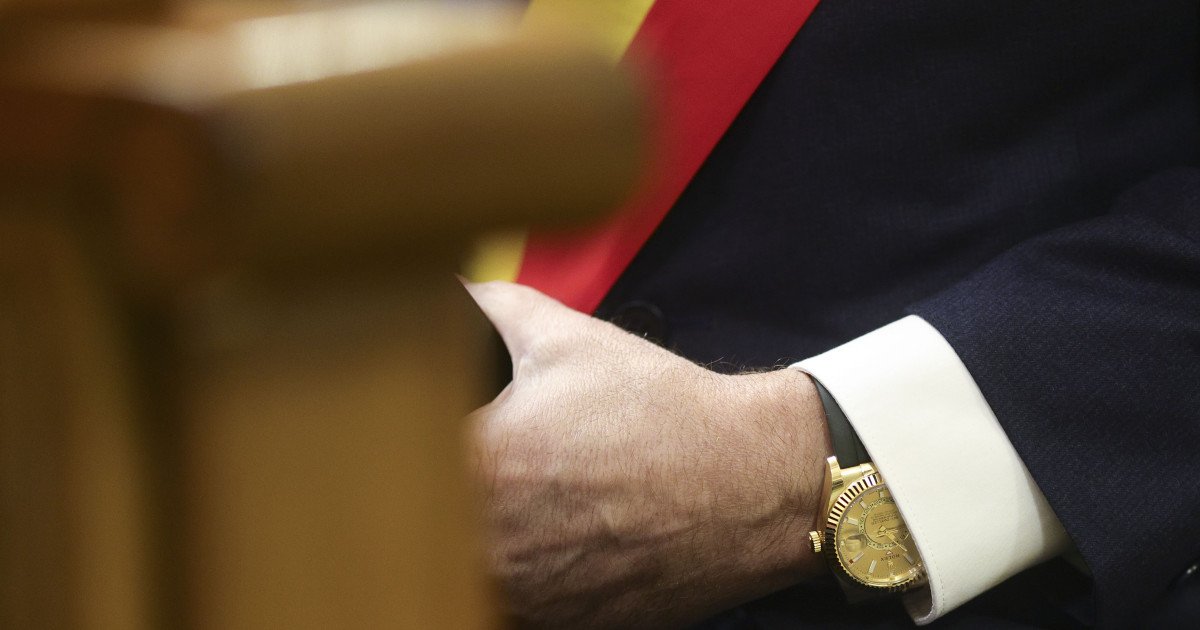 Primarul din Maramureș își etalează luxul în fața guvernului: ceasul Rolex de 50.000 de euro stârnește controverse Ioan Stegeran, primarul comunei Fărcașa din județul Maramureș, a stârnit un val de reacții după ce a apărut la o întâlnire cu premierul Ilie Bolojan purtând un ceas Rolex, pretins a fi în valoare de 50.000 de euro