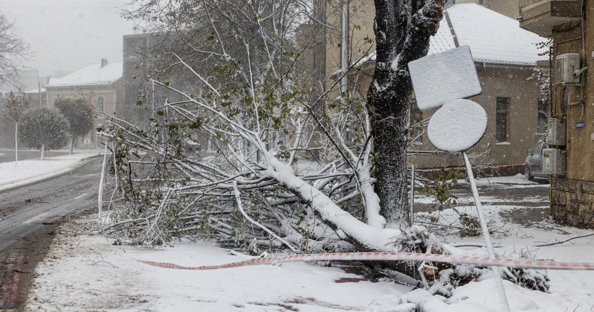 Cod galben și portocaliu de ninsori și viscol în toată țara Agenția Națională de Meteorologie a emis avertizări actualizate de cod galben și portocaliu pentru ninsori abundente și viscol, valabile până mâine dimineață la ora 10:00