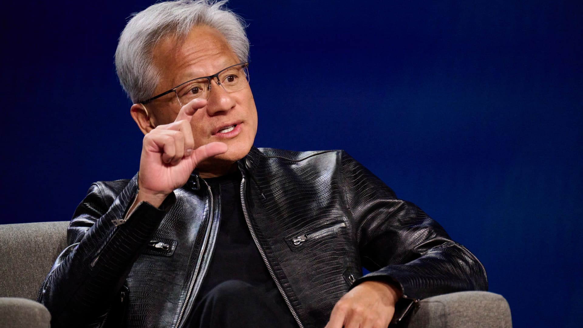 Nvidia și AMD: Tensiuni în industria tehnologică după anunțurile financiare Nvidia și AMD se află într-o perioadă tumultoasă, pe fondul recentelor anunțuri financiare care au agitat piețele bursiere