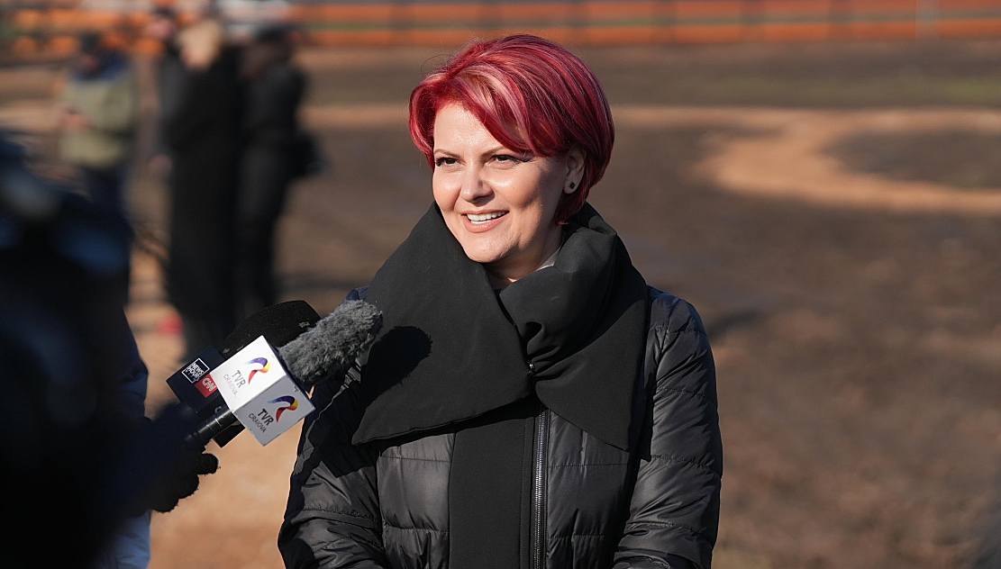 Controverse la Craiova: Primarul Olguța Vasilescu și ministrul Apărării Radu Miruță se acuză pe tema unui bloc construit lângă un depozit de muniție Primarul municipiului Craiova, Olguța Vasilescu, a apărat decizia de a emite autorizația de construire pentru blocul de nouă etaje din ansamblul rezidențial Satina Park, aflat aproape de un depozit de muniție, într-o zonă pe care aceasta o consideră urbanizată