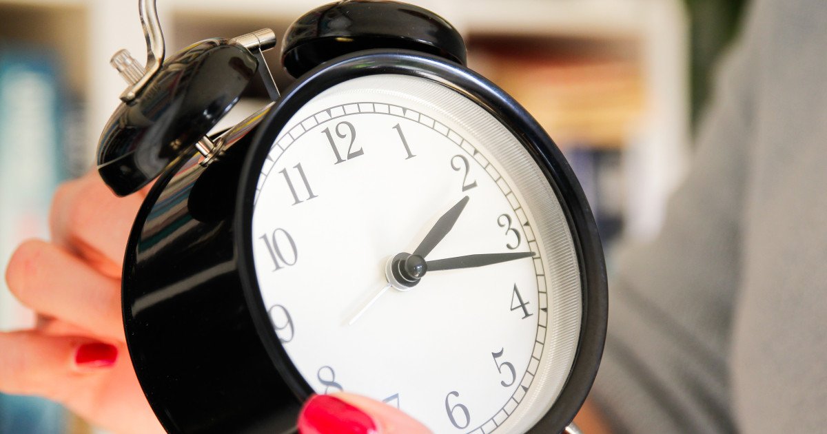 În noaptea de 28 spre 29 martie 2026, România va trece la ora de vară, ceasurile urmând să fie date înainte cu o oră, astfel că ora 03:00 va deveni ora 04:00