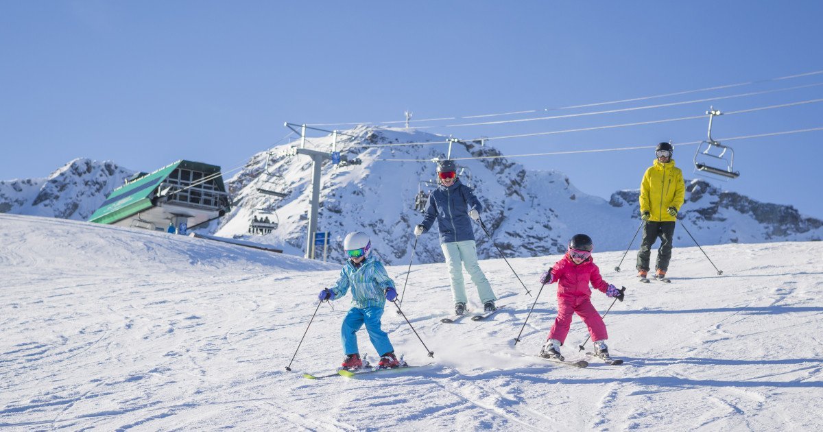 Vacanța de schi din februarie 2026: Județele fără cursuri și zilele libere în București și Ilfov.