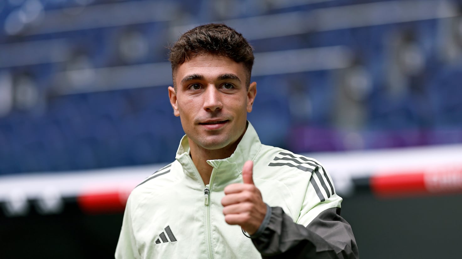 Debut istoric pentru David Jiménez în La Liga David Jiménez, tânărul fundaș dreapta de doar 21 de ani, își va face astăzi debutul ca titular în La Liga, jucând pentru Real Madrid pe legendarul stadion Mestalla
