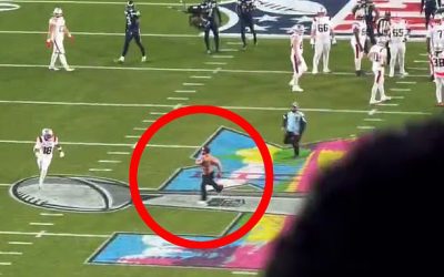 A shirtless man stormed the field during the fourth quarter of Super Bowl LX at Levi¿s Stadium