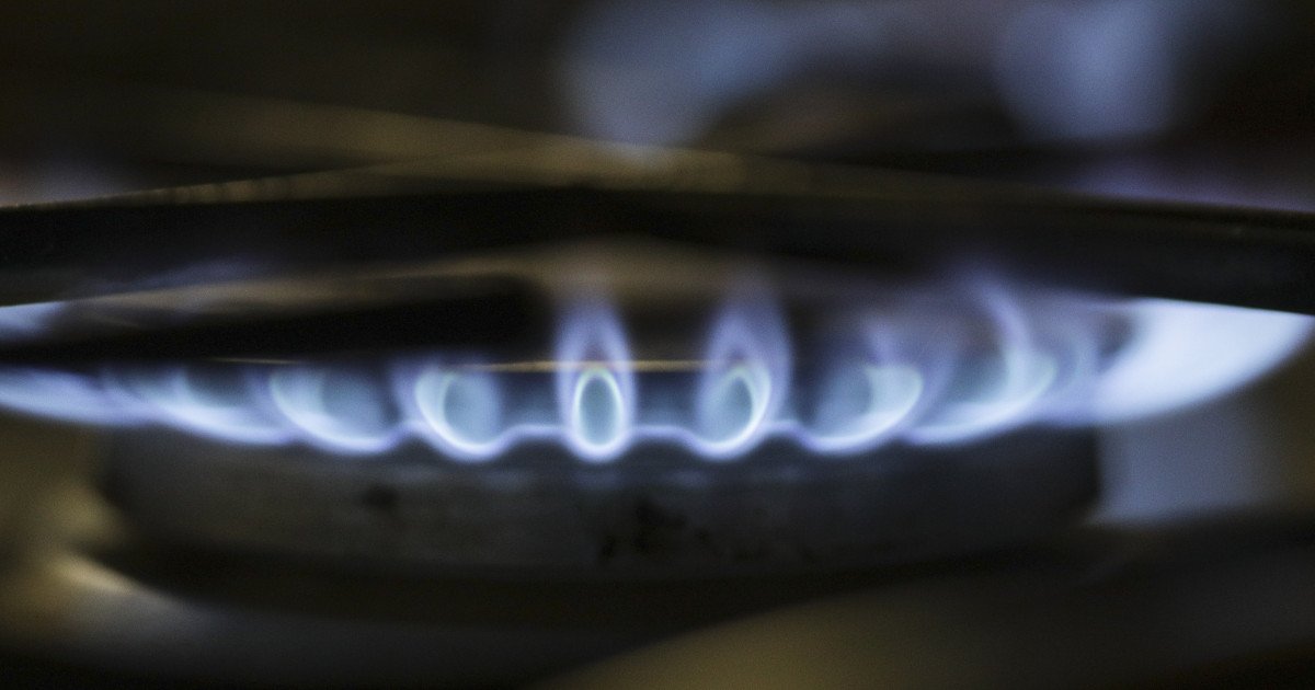 Ce se întâmplă cu prețurile la gaze după expirarea plafonării Plafonarea prețurilor la gaze naturale implementată de Guvernul României va expira pe 31 martie, iar ministrul Energiei, Bogdan Ivan, a anunțat o nouă formulă hibridă menită să protejeze consumatorii casnici