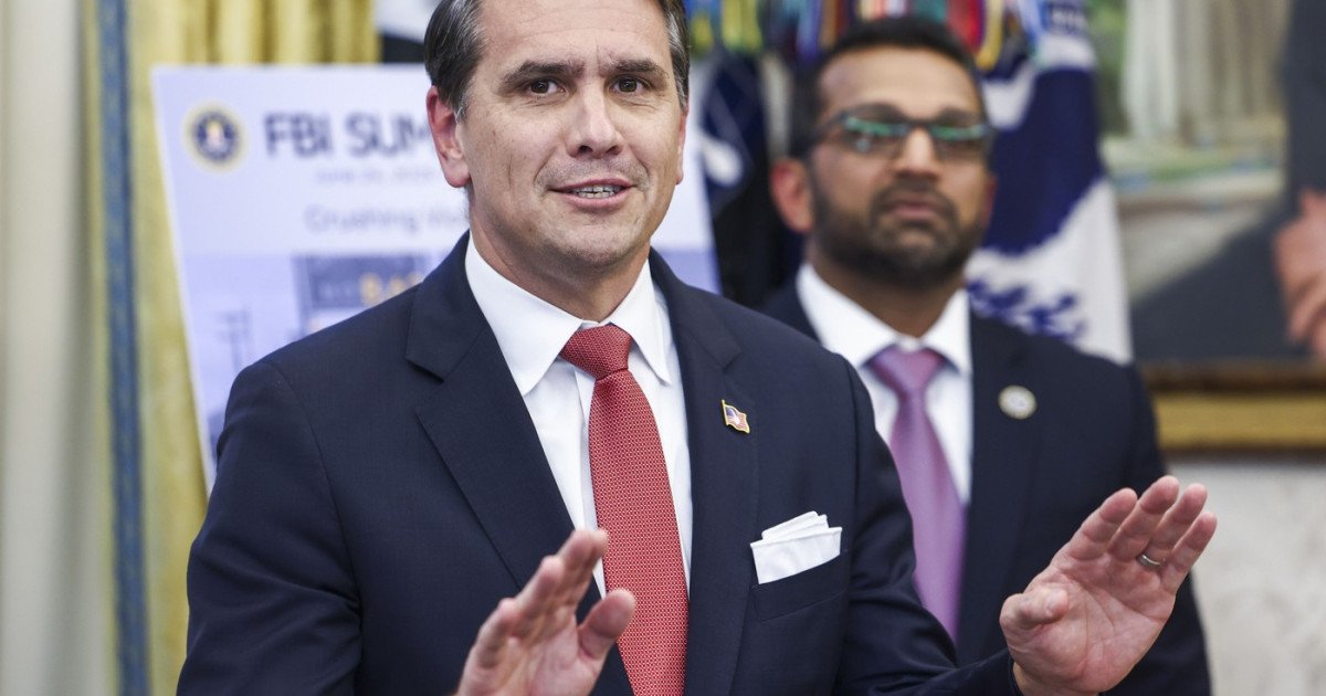 Departamentul Justiției din SUA nu va aduce noi acuzații în cazul Epstein Departamentul american al Justiției a confirmat că nu va deschide noi anchete în cazul Jeffrey Epstein, în ciuda publicării recente a milioane de documente care expun legăturile controversate ale unor personalități din întreaga lume