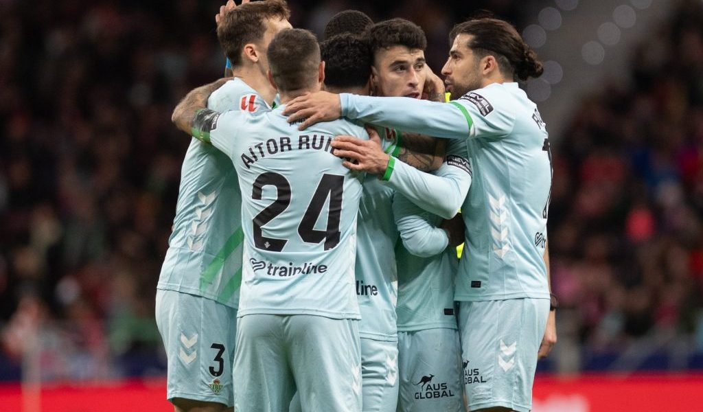 Los jugadores béticos celebran el gol de Antony en el Metropolitano (RBB)