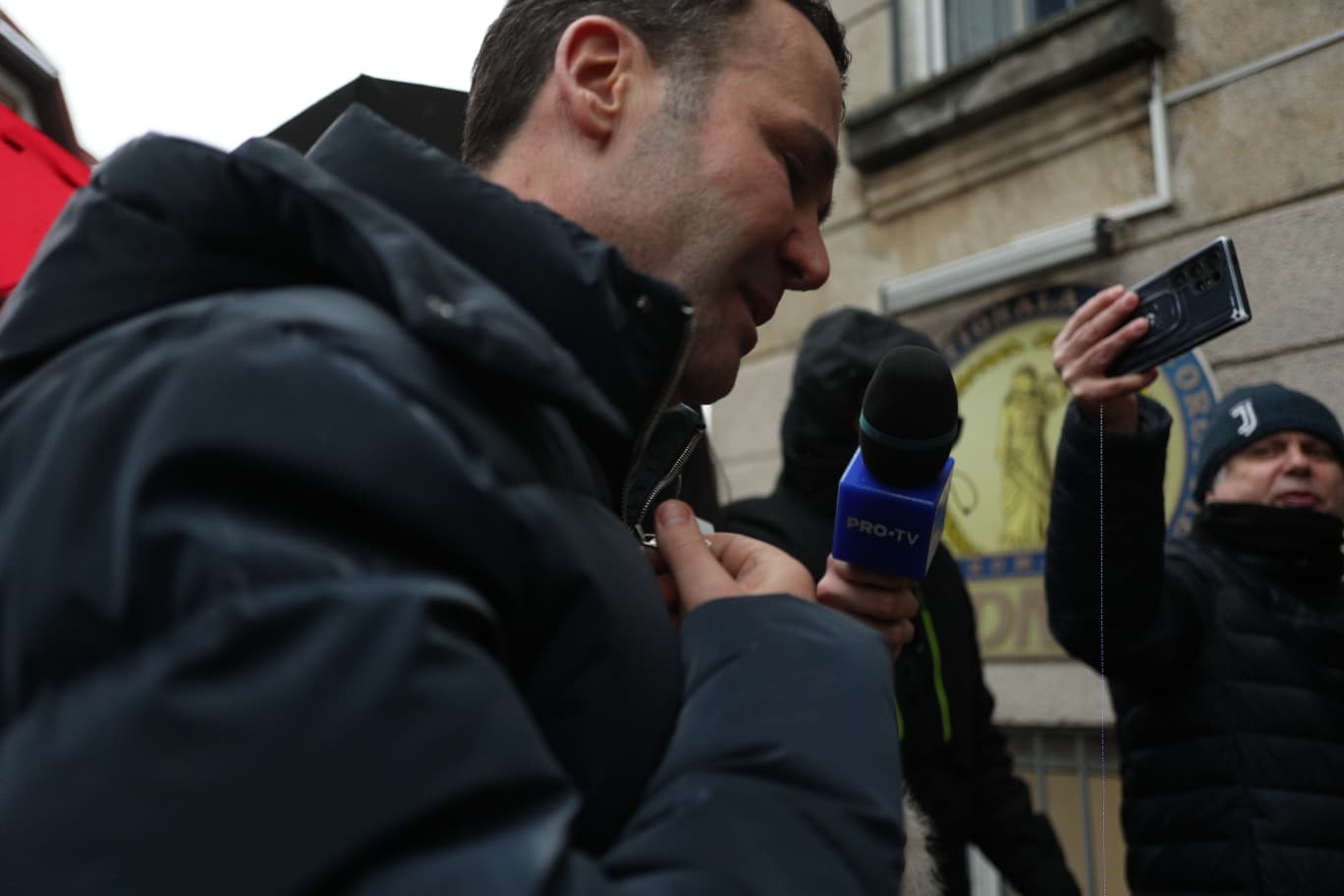 Primarul Sectorului 3, Robert Negoiță, a fost plasat sub control judiciar, cu o cauțiune de 800.000 de lei, în urma unei anchete în care este suspectat de construirea unui drum pentru fratele său, Ionuț Negoiță, dezvoltator imobiliar