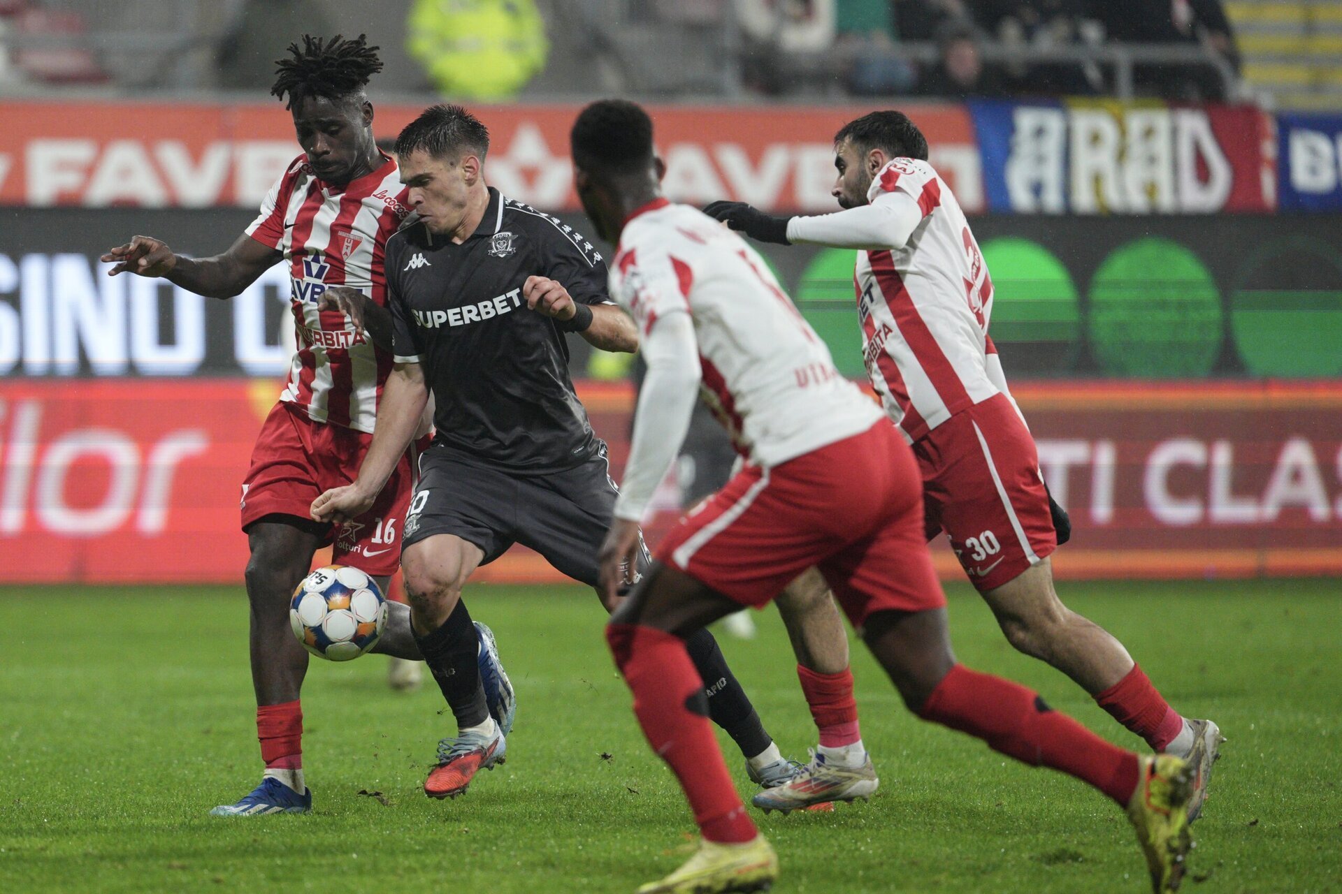 UTA își continuă cursa pentru play-off-ul Superligii, visând la Europa UTA Arad a obținut o victorie crucială în lupta pentru play-off-ul din Superligă, înregistrând un important 1-0 în deplasare la Mioveni, în fața FC Argeș