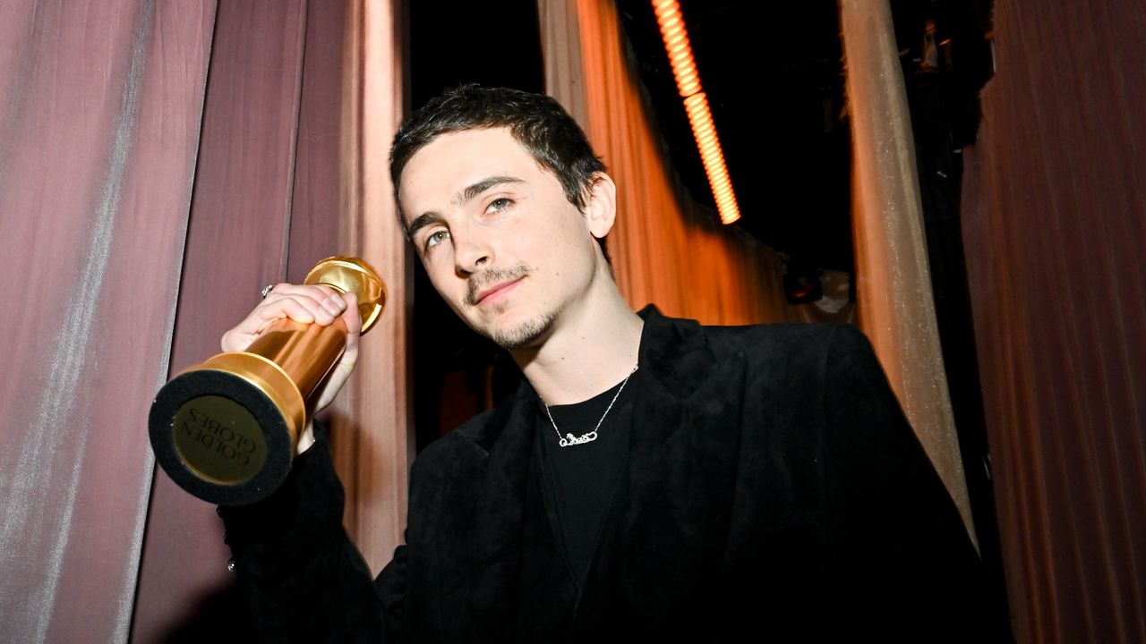 Timothée Chalamet, pe cale să completeze EGOT-ul: O steluță în ascensiune Timothée Chalamet, celebru pentru rolurile sale cinematografice, a obținut recent un Golden Globe pentru Interpretare Masculină în filmul „Marty Supreme”, regizat de Josh Safdie