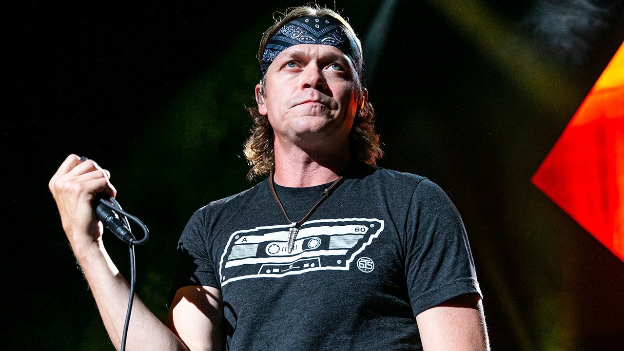 Brad Arnold, solistul trupei 3 Doors Down, a murit la 47 de ani Brad Arnold, solistul și fostul baterist al trupei rock 3 Doors Down, a încetat din viață sâmbătă, 7 februarie, după o lungă luptă cu cancerul