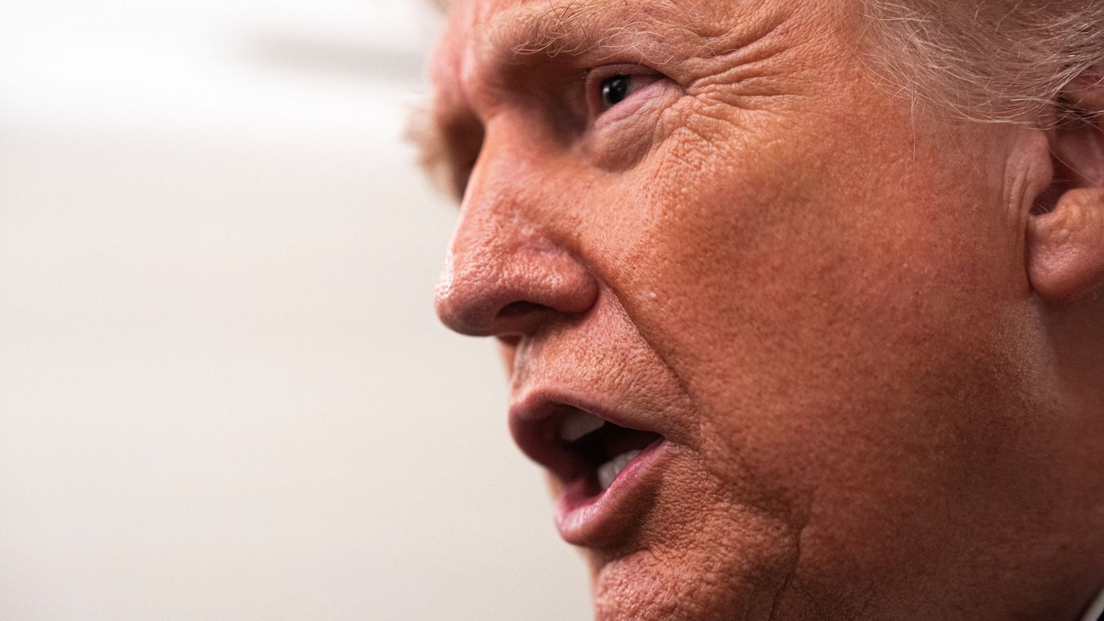 Trump amenință cu procese după comentariile făcute la Grammy Awards Donald Trump a reacționat dur după ce umoristul Trevor Noah a spus, în cadrul ceremonia premiilor Grammy, că președintele american a fost pe insula lui Jeffrey Epstein
