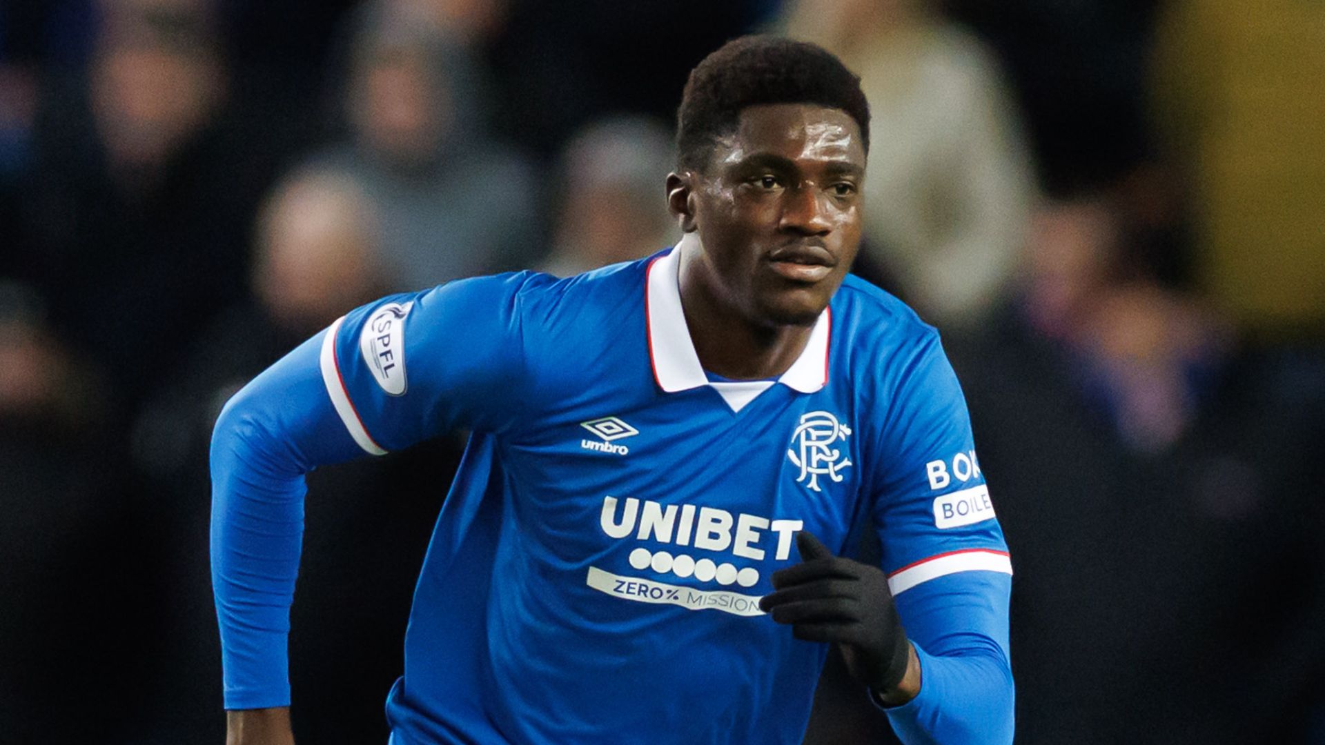 Vremea necruțătoare și alegerea vestimentară neobișnuită a jucătorilor de la Rangers În timpul unei nopți friguroase de iarnă în Scoția, atenția fanilor și a comentatorilor sportivi s-a concentrat asupra jucătorilor echipei Rangers, care au ales metode surprinzătoare pentru a combate temperaturile scăzute