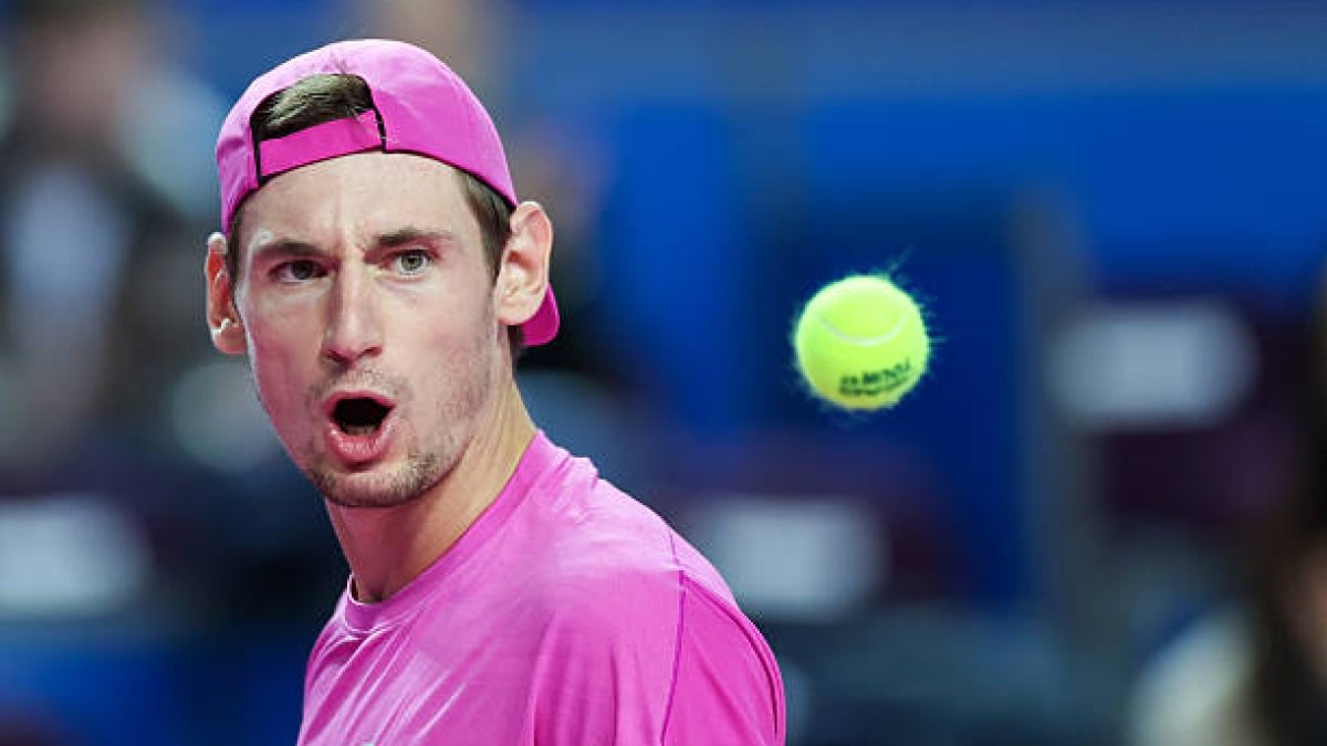 Duelo pe terenul de la Doha: Valentin Royer în fața lui Carlos Alcaraz Valentin Royer, tânărul tenisman francez în vârstă de 24 de ani, se pregătește să facă față provocării carierei sale, întâlnindu-l pe starul spaniol Carlos Alcaraz în runda a doua a turneului ATP de la Doha