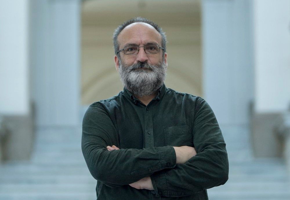 Doliu în presa românească: a murit Victor Kapra, veteran al jurnalismului economic și IT&C Victor Kapra, o figură emblematică a presei românești din domeniul economic și de tehnologie, a încetat din viață, conform anunțului făcut de agenția Mediafax