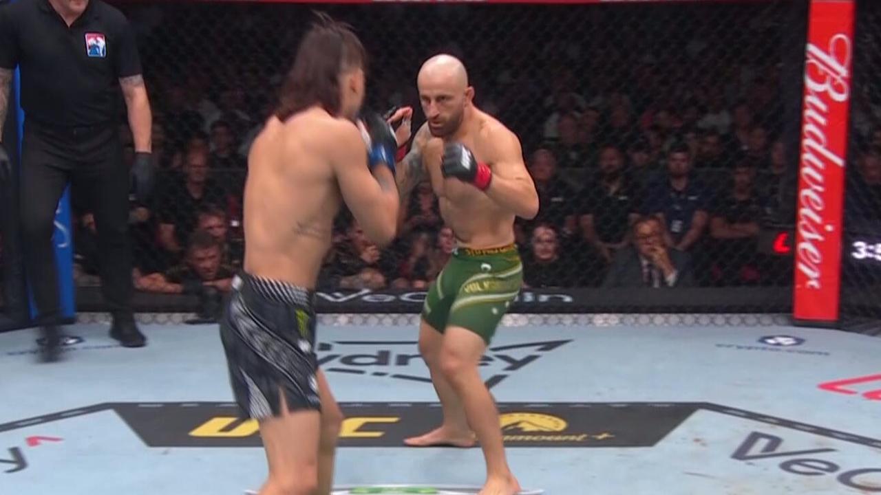 Benoît Saint Denis, o forță de necontestat în UFC 325, își consolidează statutul de contender Benoît Saint Denis a impresionat sutele de fani din Sydney cu o victorie devastatoare în runda a doua, înfrângându-l pe neozeelandezul Dan Hooker printr-un TKO care a fost descris de comentatori drept o „pure dominație”