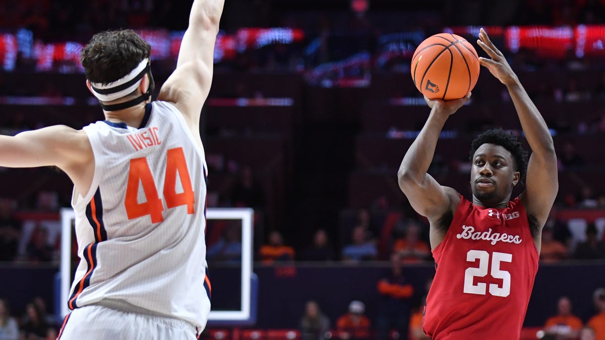 Wisconsin Badgers obțin o victorie surpriză în fața celor de la Illinois Echipa de baschet a Universității Wisconsin a reușit o victorie notabilă, înfruntând-o pe Illinois, o echipă clasată pe locul 7 în topul național, cu un scor de 92-90, într-un meci extrem de disputat, desfășurat în State Farm Center din Champaign